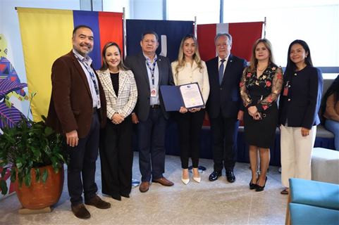 Paola Alarcon, Managing Director de DSV Colombia recibiendo la recertificación de BASC