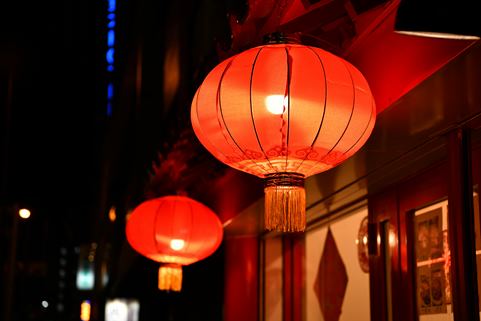 Dos linternas chinas rojas, en un callejón por el Año Nuevo Chino