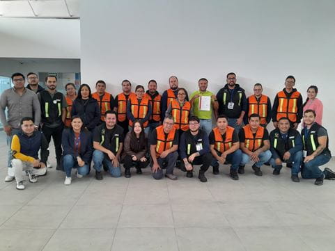 Imagen de nuestros colaboradores con la nueva ceritificación para DSV