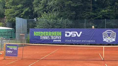 Tennisplatz mit Banner von DSV als Sponsor