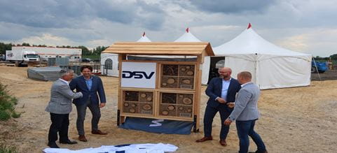 onthulling bijenhotel dsv