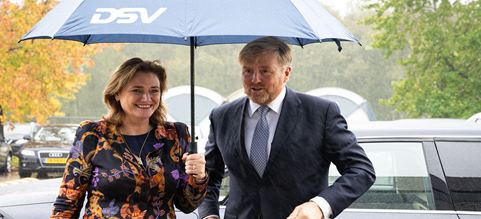 Koning Willem-Alexander en minister Karien Van Gennip bezoeken DSV Moerdijk