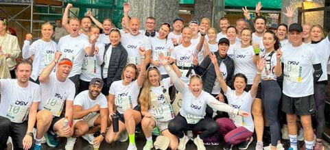 Deltakere i DSV-løpetrøyer samlet på Oslo Maraton 2025