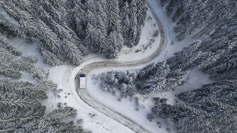 Kraftig snøvær og vind skaper forsinkelser