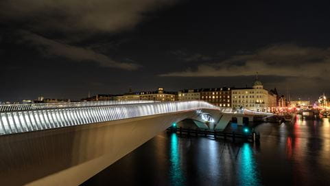 Opplyst bro i København