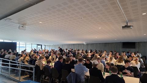 Fullsatt lokale i Holmenkollen med ungdommer fra DSV-cup samlet til sesongavslutning med servering og sosialt samvær.