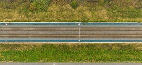 toglinje som strekker seg fra venstre til høyre i bildet