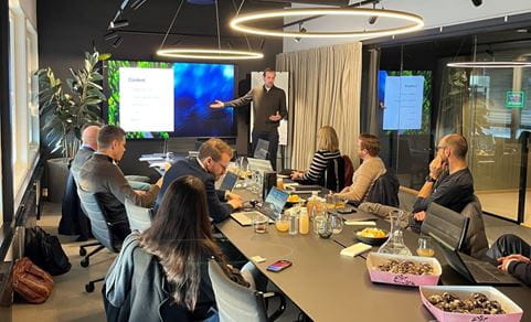 DSV ansatte og kunder rundt et bord under en workshop
