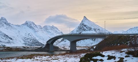 snødekte fjell og bro i norge