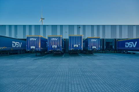 Naczepy przy magazynie