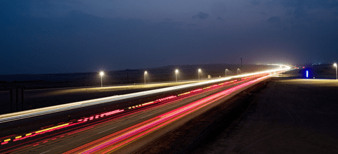 Bild på bilar som kör på väg 