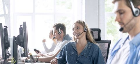 kvinnor och män med headset