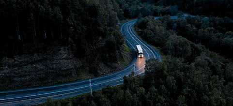 Lastbil på mörk väg