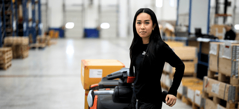Agnes vid en handtruck