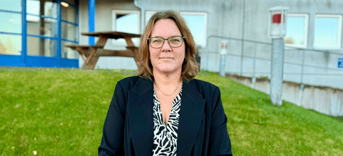 Anette framför DSVs kontor i Norrköping