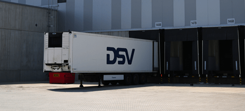 DSV lastbil vid terminal