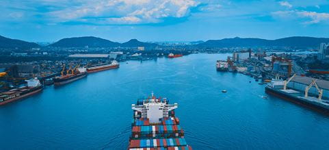 Containerfartyg på väg in i hamn