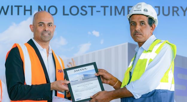 Celebrating 500,000 safe man-hours on DSV's new Dubai warehouse facility