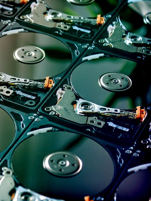 A smiling man in traditional Saudi attire stands in a doorway, talking to a DSV female employee.