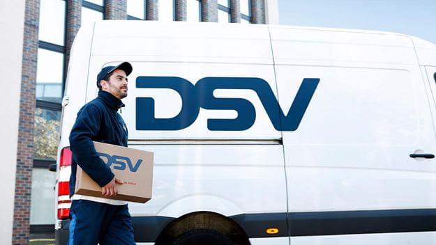 DSV employee delivering an international parcel
