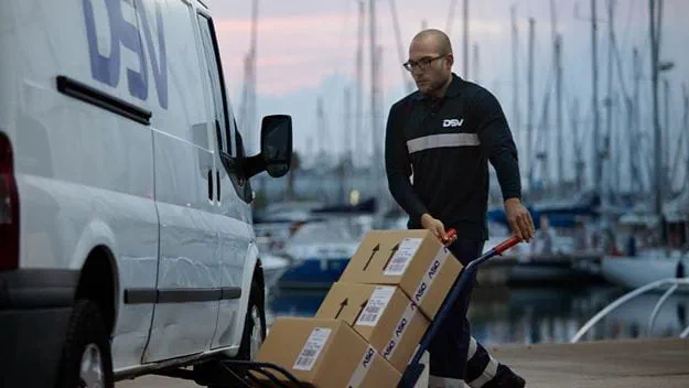 DSV 2013 General 04 - Driver DSV unloads truck parcels