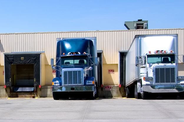 Descarregamento do contêiner no armazém do cliente