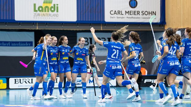 Jets womens floorball team celebrating a win together in blue jersey sporting the DSV logo