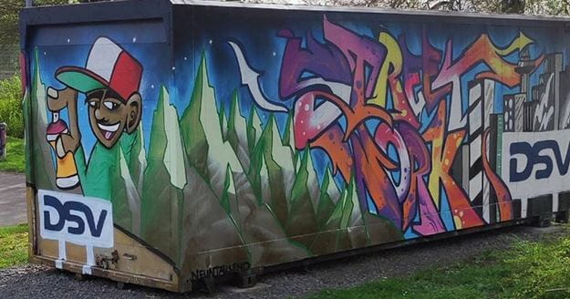 Wechselbrücke mit Grafitti