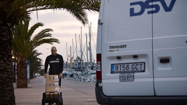 DSV Parcel Mitarbeiter liefert Pakete aus