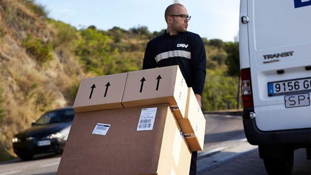 DSV Mitarbeiter liefert Pakete im Umland aus