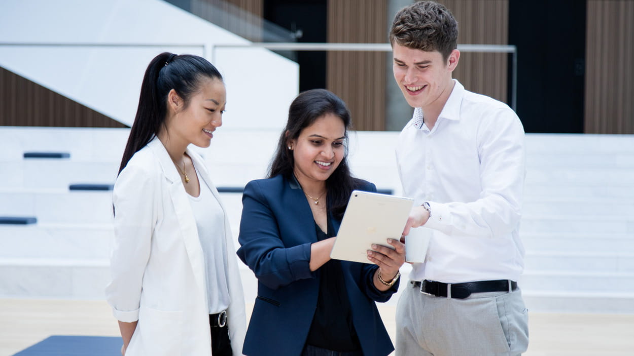 Junge Menschen die lachen
