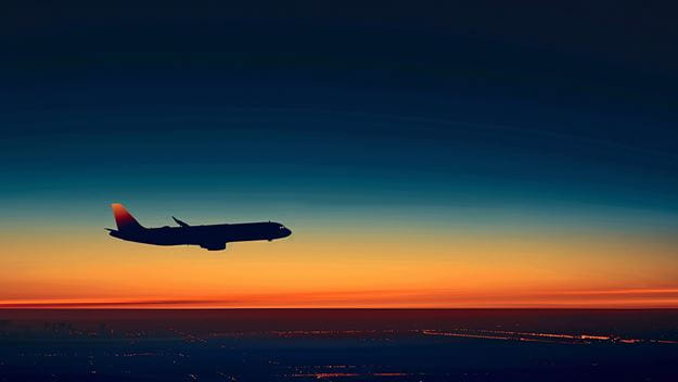 Flugzeug am Nachthimmel