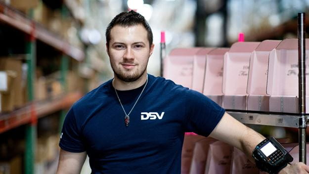 Mann in einem Warenlager