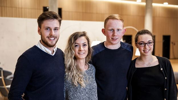 Gruppe junger Studierender