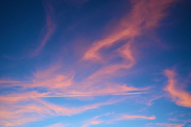 Blauer Himmel mit rosa Wolken