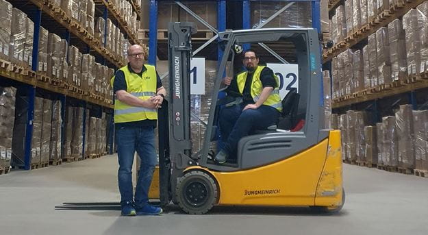 Zwei Männer in einem Warenlager