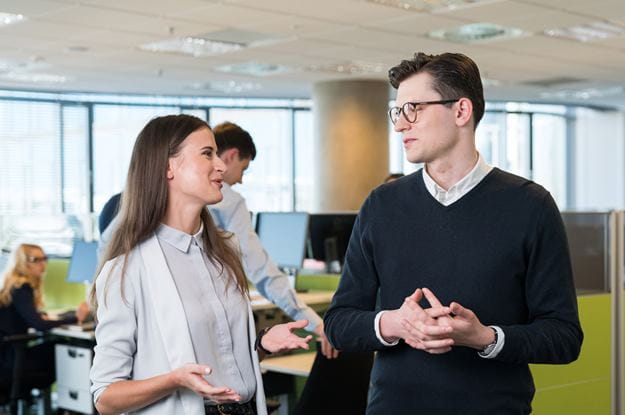 gespräch im büro