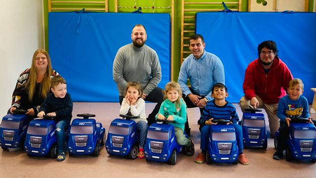 Kinder auf DSV Bobbycars in Turnhalle