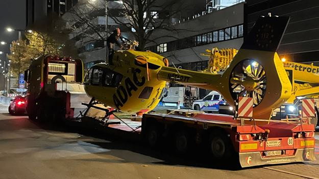 ADAC Hubschrauber steht auf LKW zur Verladung mit DSV bereit