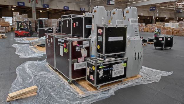 Musikinstrumente stehen verpackt im DSV Lager 