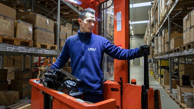 Mann in einem Warenlager