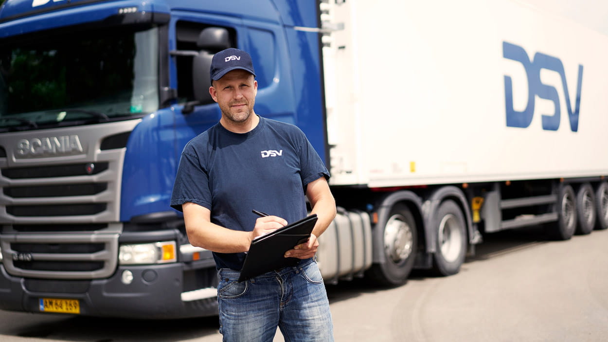 Mann vor Lkw