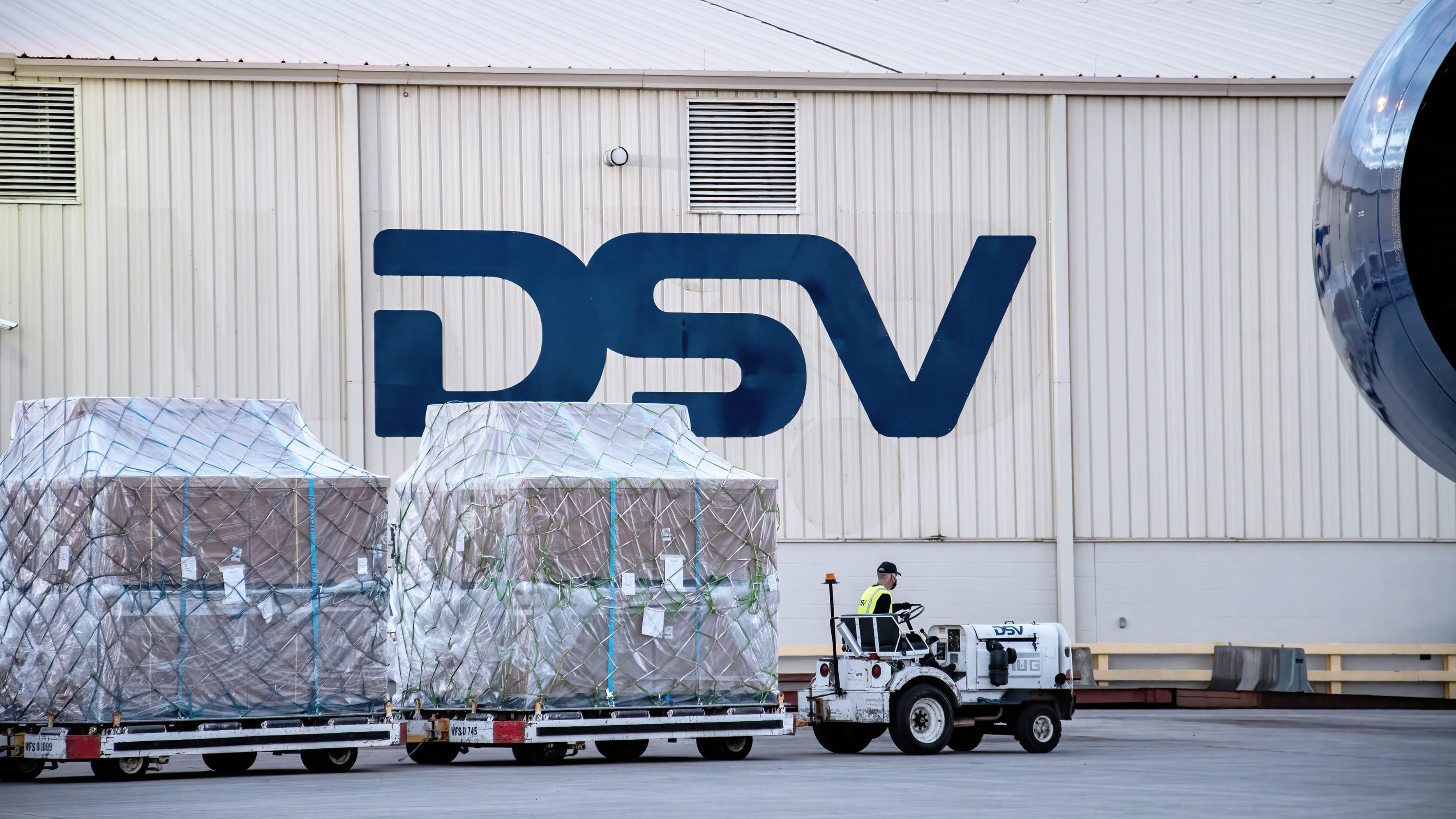 Mand kører med airfreight foran DSV lager