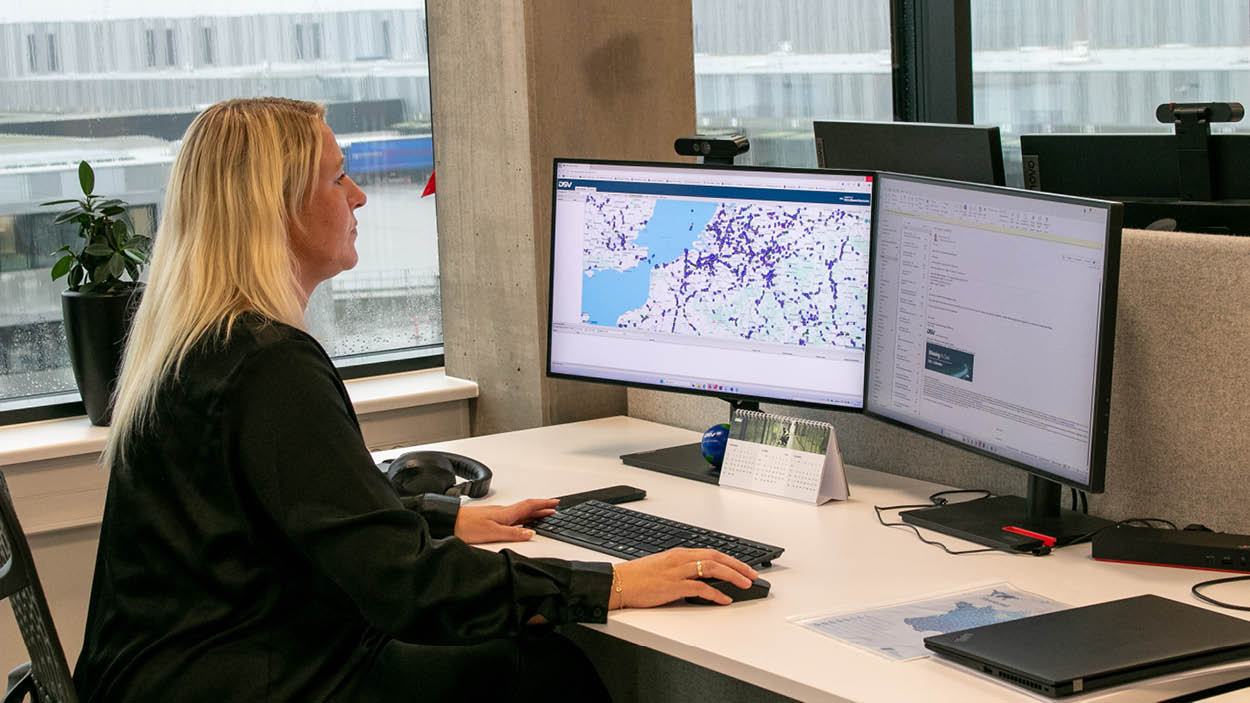DSV medarbejder arbejder på to skærme