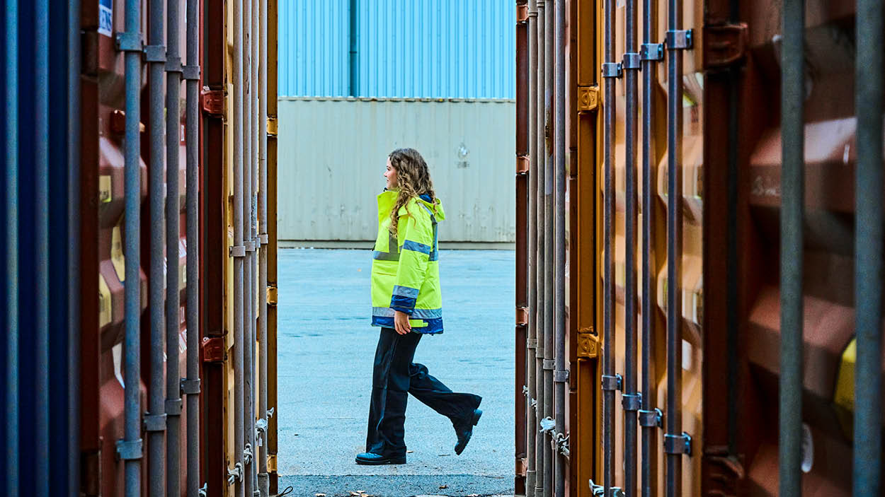 Sasha fra DSV går mellem containere på havn