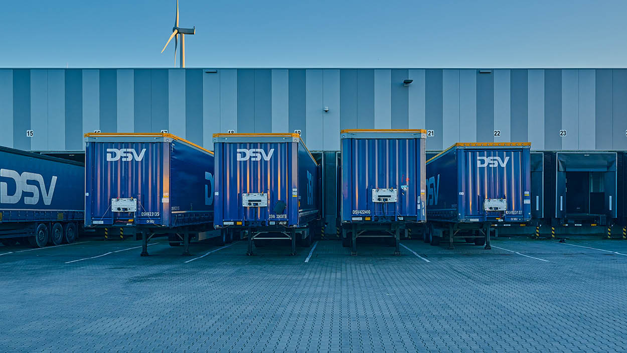 DSV containere foran DSV lager