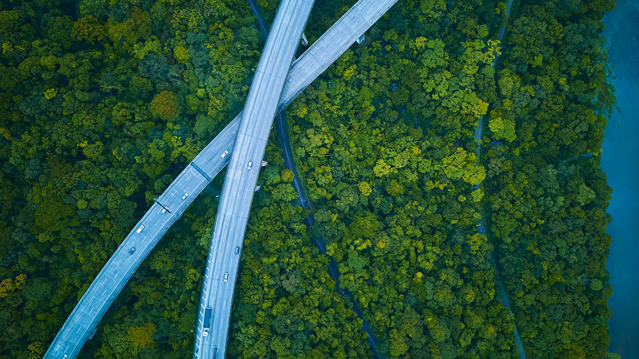 Lastbiler der kører på motorveje der krydser over hinanden
