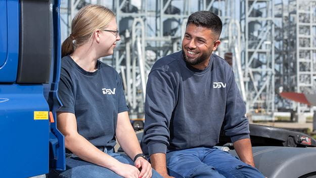 DSV vognmand står foran sin lastbil