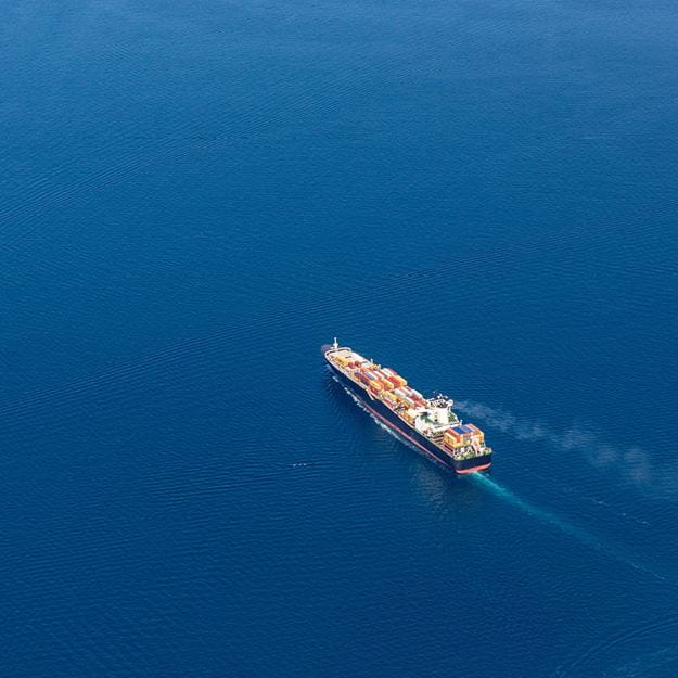 Containerskib på et stort hav