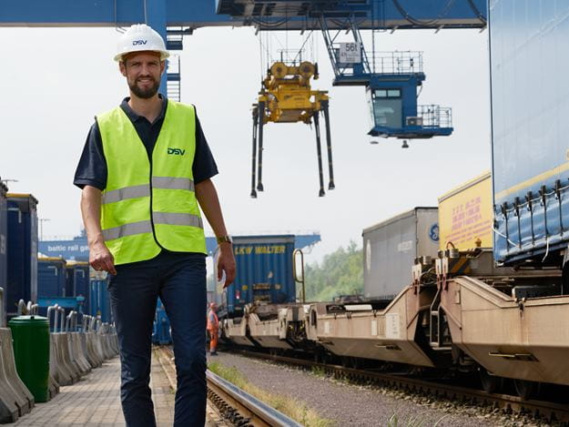 DSV medarbejder der går ved en railway